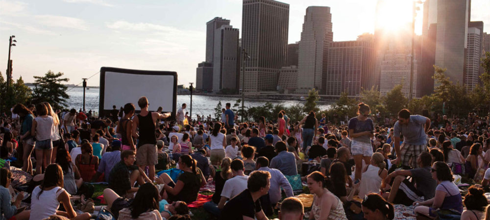 夏の野外フリー映画鑑賞会に行こう！