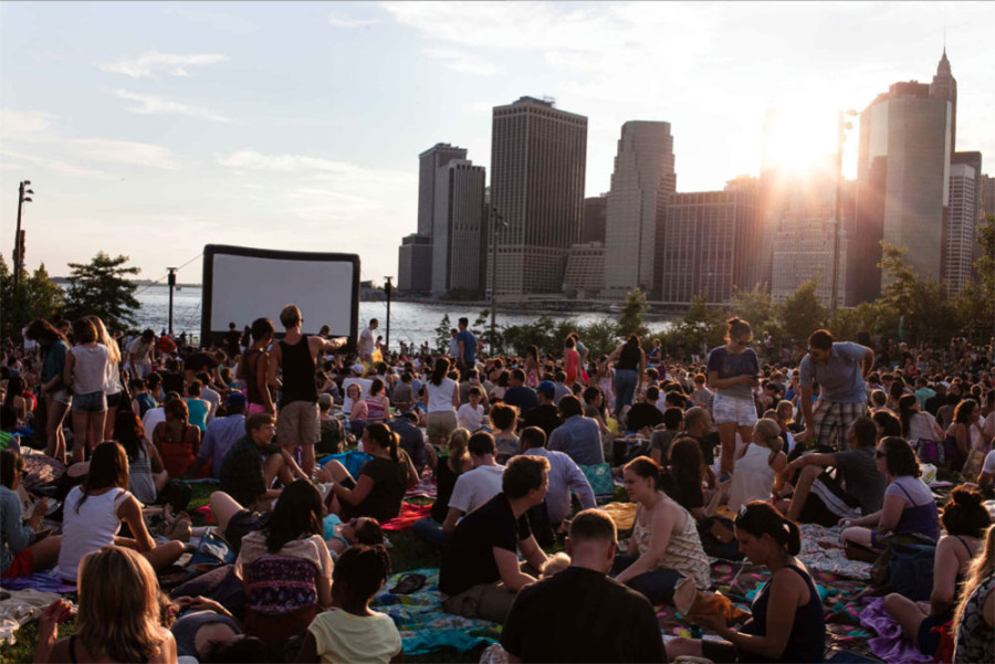 夏の野外フリー映画鑑賞会に行こう！