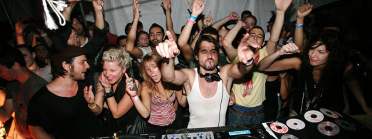 夏の夜はパーティーに出かけよう。