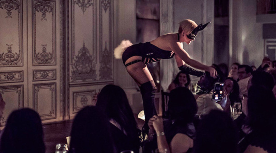 美しすぎるバーレスク。エロスの世界へ